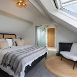 Sandfield House *