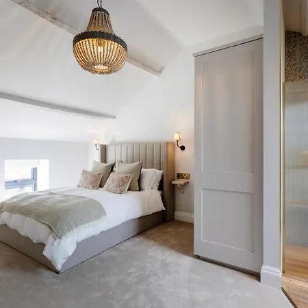 Sandfield House 펜션 휫비