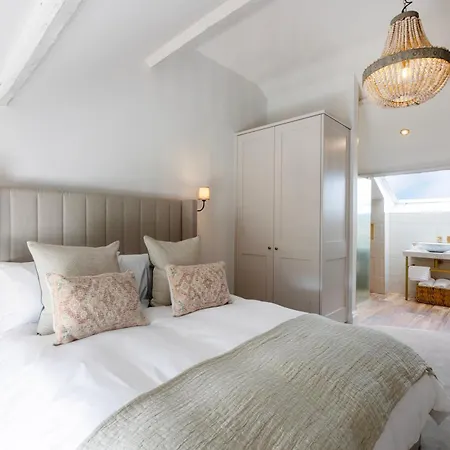 Sandfield House * 휫비