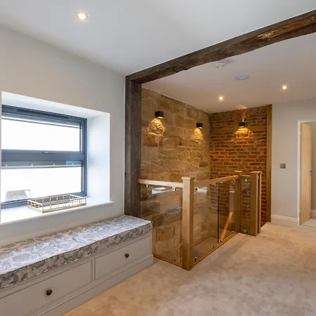 Sandfield House 휫비