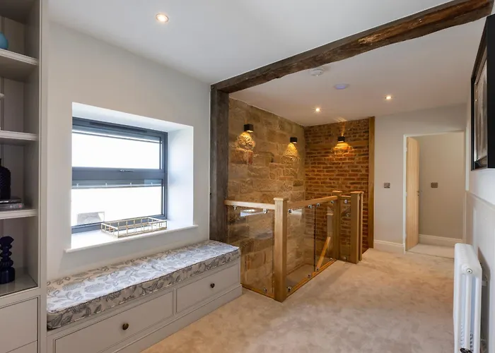 Sandfield House 휫비